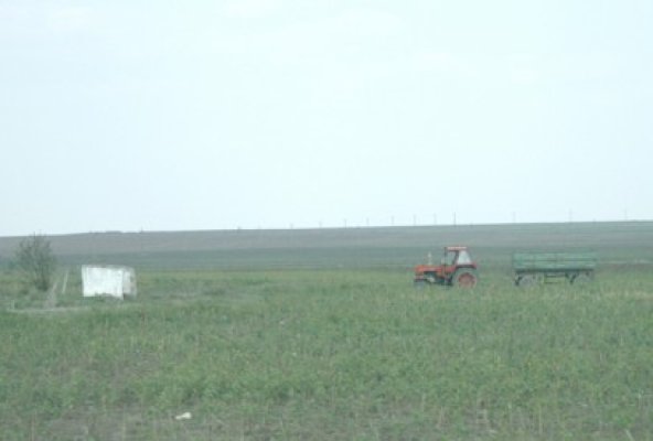 S-a plimbat cu tractorul fără a avea permis de conducere